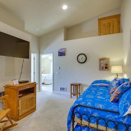 Quiet Waterfront Escape With Hot Tub And Beach Access! Ґолд-Біч Екстер'єр фото